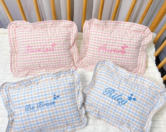 Coussin bébé brodé à carreaux avec prénom / Coussin bébé personnalisé avec prénom / Coussin en coton style nordique à volants / Coussin nouveau-né
