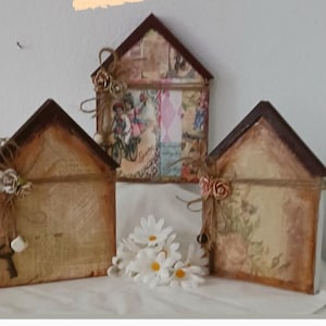 House Shelf Decoration/ Farmhouse Country/ Aged Collage Print/ Vintage Look/ Applique Fleece Fabric/ Tier Tray or Bowl Filler