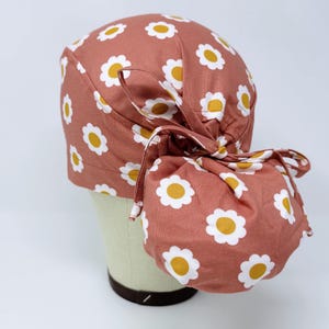 Gorro quirúrgico con cola de caballo floral: gorro quirúrgico de verano para mujer con opción de forro de satén.