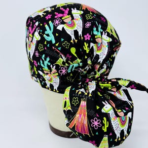 Gorro quirúrgico con cola de caballo de llama: gorro quirúrgico de primavera para mujer con opción de forro de satén.
