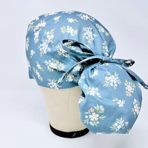 Ponytail Scrub Cap for Women – Flowers Surgical Cap with Optional Satin Lining. Floral Surgical hat. Mint.