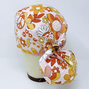 Gorro quirúrgico con cola de caballo floral: gorro quirúrgico bohemio para mujer con opción de forro de satén.