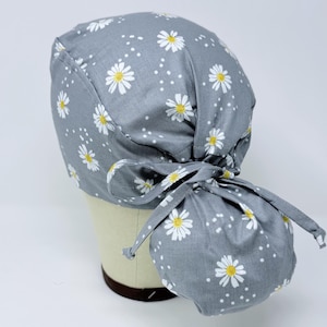 Gorro quirúrgico con cola de caballo floral: gorro quirúrgico de manzanilla para mujer con opción de forro de satén.