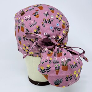 Gorro quirúrgico con cola de caballo floral: gorro quirúrgico vegetal para mujer con opción de forro de satén.