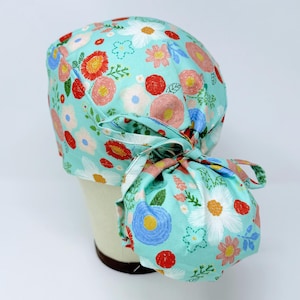 Gorro quirúrgico con cola de caballo floral: gorro quirúrgico con margaritas para mujer con opción de forro de satén.