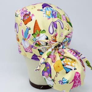Gorro quirúrgico con cola de caballo de Pascua: gorro quirúrgico con forma de conejito y gnomo para mujer con opción de forro de satén.
