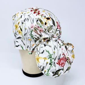 Gorro quirúrgico con cola de caballo floral: gorro quirúrgico de flores silvestres para mujer con opción de forro de satén.
