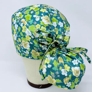 Gorro quirúrgico con cola de caballo floral: gorro quirúrgico de jardín para mujer con opción de forro de satén.