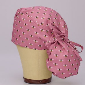 Boné de rabo de cavalo – Boné cirúrgico Bee On Mauve para mulheres com opção de forro de cetim.