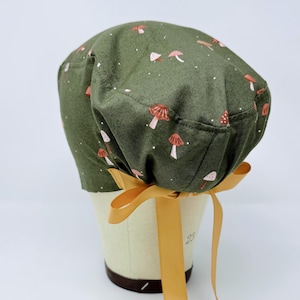 Cuffia chirurgica europea Mushrooms con lacci. Cuffia chirurgica europea per donna. Cuffia chirurgica verde per donna con opzione foderata in raso.