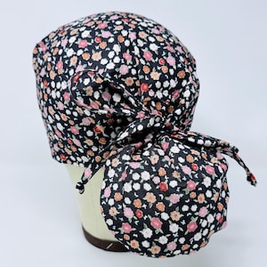 Gorro quirúrgico con cola de caballo: gorro quirúrgico floral para mujer con opción de forro de satén.