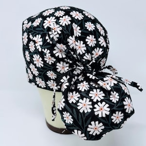 Gorro quirúrgico con cola de caballo floral: gorro quirúrgico con flores blancas para mujer con opción de forro de satén.