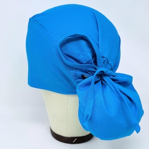 Casquette bleue pour gommage queue de cheval avec option doublure en satin. Bonnet chirurgical de couleur unie pour femme.