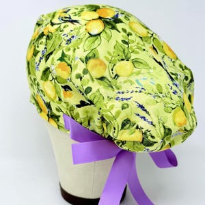 Cuffia chirurgica europea Summer Lemon con lacci. Cuffia chirurgica europea Orchard da donna. Cuffia chirurgica da donna con fodera in raso.