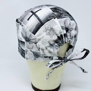 Gorro quirúrgico cristiano con lazo para hombre. Gorro quirúrgico con cita religiosa de calavera con lazo.