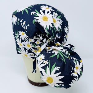 Gorro quirúrgico con cola de caballo floral: gorro quirúrgico de margaritas blancas para mujer con opción de forro de satén.