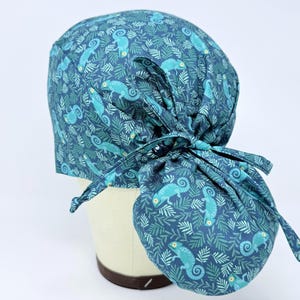Chameleon Ponytail Scrub Cap for Women – Tropical Scrub Hat for Long Hair with Satin Lining.