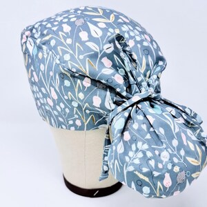 Ponytail Scrub Cap for Women – Floral Satin Lined Ponytail scrub cap for long hair. Summer scrub cap.