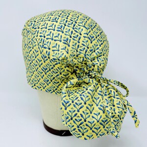 Gorro quirúrgico con cola de caballo y estampado floral: gorro quirúrgico para mujer con opción de forro de satén. Gorro quirúrgico amarillo.
