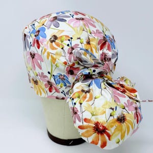 Gorro quirúrgico con cola de caballo floral: gorro quirúrgico con flores para mujer con opción de forro de satén.