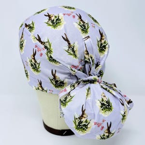 Gorro de quirófano con cola de caballo de Pascua para mujer: gorro de quirófano con cola de caballo con forro de satén de conejo para cabello largo. Morado