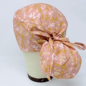 Gorro quirúrgico con cola de caballo floral: gorro quirúrgico con hojas para mujer con opción de forro de satén.