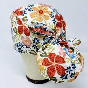 Gorro quirúrgico con cola de caballo: gorro quirúrgico floral para mujer con opción de forro de satén.