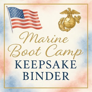 Puede incluir: Un fondo blanco con una bandera estadounidense roja, blanca y azul a la izquierda y un emblema del Cuerpo de Marines dorado a la derecha. El texto "Marine Boot Camp Keepsake Binder" está escrito en letras doradas.