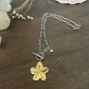 Collar con colgante floral dorado, cadena de clip de papel de metal mixto, cierre de palanca, dije de diamantes de imitación