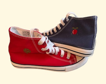 Geborduurde canvasschoenen: appelmotief, rood of marineblauw