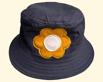 Bucket-hoed met bloemen
