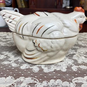 Hen on Nest Covered Dish / Crackle Glaze Ceramic Chicken Bowl / Made in Japan / 6” Long / Hand Painted Farmhouse Kitchen Decor