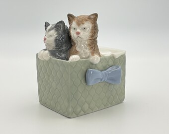 Figura de regalo perfecta NAO de Lladro / Gatitos de porcelana vintage en cesta verde / Objeto de colección de gatos españoles / Modelo 1080