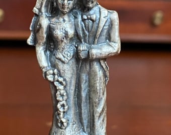 Pewter Bride and Groom Wine Bottle Stopper / Cork with Chain / WTU Marked / Wedding Keepsake or Gift / 3.5” Tall