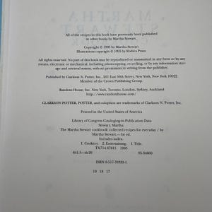 Puede incluir: Una p&aacute;gina de "The Martha Stewart Cookbook", con informaci&oacute;n de derechos de autor y detalles de publicaci&oacute;n. El texto incluye la direcci&oacute;n del editor, datos de la Biblioteca del Congreso e ISBN. El libro es una colecci&oacute;n de recetas para todos los d&iacute;as.