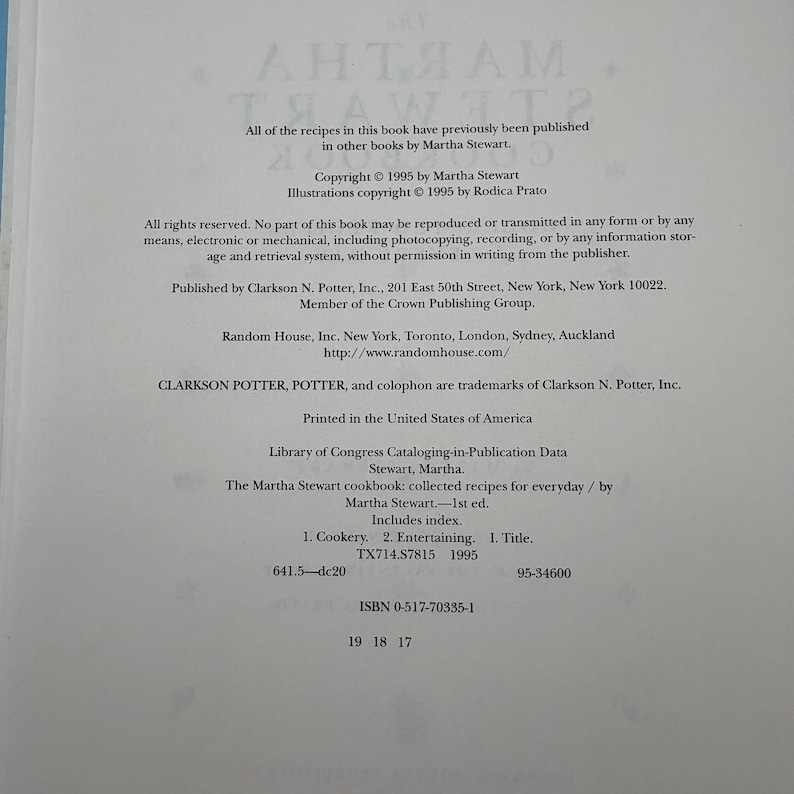 Puede incluir: Una p&aacute;gina de "The Martha Stewart Cookbook", con informaci&oacute;n de derechos de autor y detalles de publicaci&oacute;n. El texto incluye la direcci&oacute;n del editor, datos de la Biblioteca del Congreso e ISBN. El libro es una colecci&oacute;n de recetas para todos los d&iacute;as.
