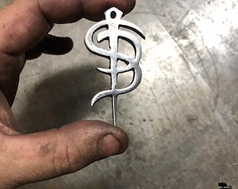 Colgante de acero con forma de cachorro flaco