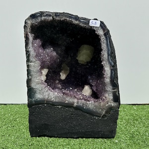 Natürliche Amethyst Geode: Große Bergkristall Stufe