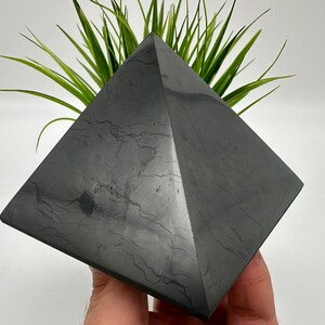 Polerad shungitpyramid (10 cm): EMF och strålskydd