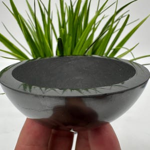 Schungit Schale, 70 mm Schungitschale, für die Heilung,Chakrastein,Wasserreinigung,Schungitschale,EMF-Schutz,Polierte Schungitschale,Wasserreinigungsschale
