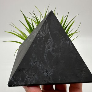 Pyramide Shungite à degrés pointe doré 10 cm