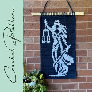 Vrouwe Justitia muurhanger | Haakpatroon | Craftivisme-collectie | Wanddecoratie | Gehaakt wandtapijt | Direct downloaden | Pdf