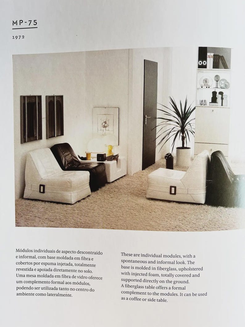 Pu&ograve; includere: Una pagina di rivista di interior design con sedute modulari e un tavolo in fibra di vetro. Le sedute sono rivestite in bianco e nero, con un dettaglio di fibbia rettangolare. Il testo "MP-75 1972" &egrave; visibile in alto a sinistra.