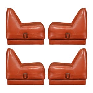 Pu&ograve; includere: Un set di tre tazze in ceramica con finitura opaca e macchiettata. Le tazze sono nei toni del crema, grigio chiaro e grigio scuro. Ogni tazza ha un design semplice e minimalista.