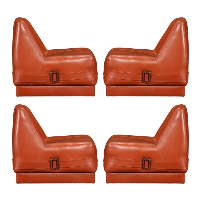 Pu&ograve; includere: Un set di tre tazze in ceramica con finitura opaca e macchiettata. Le tazze sono nei toni del crema, grigio chiaro e grigio scuro. Ogni tazza ha un design semplice e minimalista.