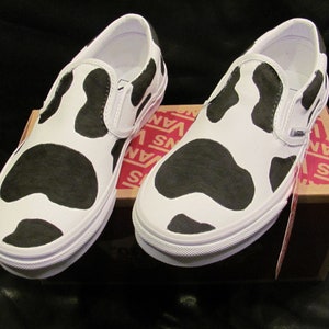 May include: A rectangular wooden sign displaying the word "Welcome" in a handwritten font. The sign has a distressed finish, revealing the wood grain. Suitable for home decoration.