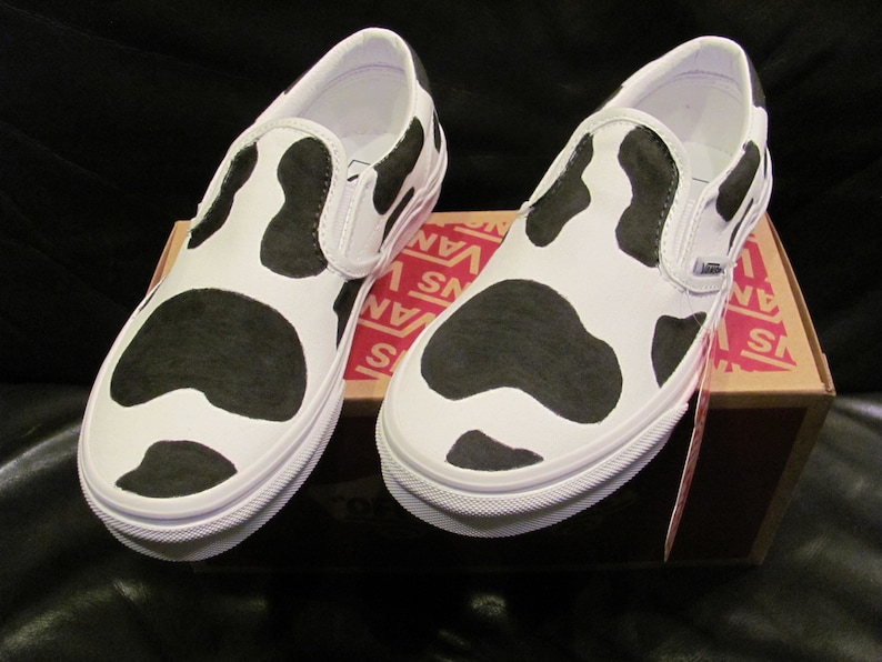 May include: A rectangular wooden sign displaying the word "Welcome" in a handwritten font. The sign has a distressed finish, revealing the wood grain. Suitable for home decoration.