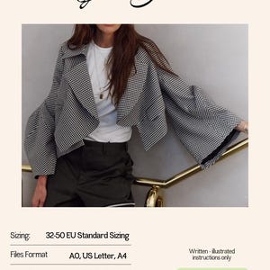 Op de afbeelding: Een zwart-wit geruite jas met wijde, uitlopende mouwen en een brede kraag. De tekst Kyoto Jacket staat bovenaan. Maatinformatie 32-50 EU Standard Sizing, bestandsformaten A0, US Letter, A4 en websitegegevens worden onderaan weergegeven.