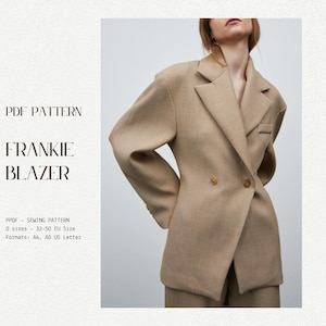 Op de afbeelding: Een beige, dubbelrijg blazer met lange mouwen en een licht oversized pasvorm. De blazer heeft een klassiek ontwerp met een puntige kraag en twee knoopsluitingen. De tekst "PDF PATTERN FRANKIE BLAZER" is zichtbaar op de afbeelding. De tekst "PPDF - SEWING PATTERN 0 sizes - 32-50 EU Size Formats: A4, AO US Letter" is ook zichtbaar op de afbeelding.