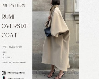 Op de afbeelding: Een beige oversized jas, onderdeel van een PDF naaipatroon, wordt getoond op een persoon. De jas heeft een breed, vloeiend ontwerp en wordt gecombineerd met zwarte hakken en een zwarte handtas. De tekst op de afbeelding luidt "RUMI OVERSIZE COAT".
